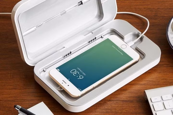 Nếu có điều kiện về tài chính, người dùng smartphone nên sắm thiết bị khử khuẩn điện thoại chuyên dụng. Đèn UV trên các thiết bị này có thể tiêu diệt 99,99% vi trùng và ngăn ngừa vi khuẩn.