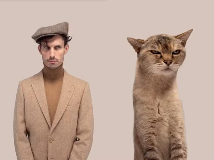 Đôi mắt sắc lạnh của chú mèo này giống hệt chủ nhân bên cạnh. Bức ảnh chứng minh đôi khi động vật như là bản sao của con người.