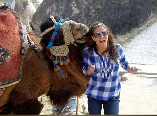 Chú lạc đà chỉ đang muốn làm quen nữ du khách nhưng theo phong cách ''bạo lực''.