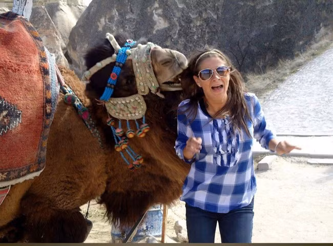 Chú lạc đà chỉ đang muốn làm quen nữ du khách nhưng theo phong cách ''bạo lực''.