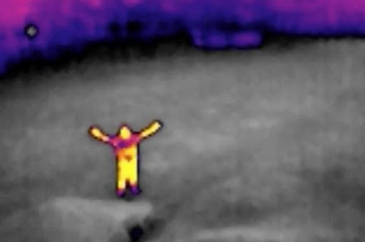 Hay nói các khác, trong phạm vi quan sát của camera nếu có vật thể nào phát ra nguồn nhiệt xuất hiện, cơ chế thông minh của thiết bị sẽ báo động cảnh báo bằng cách ghi lại hình ảnh gửi qua điện thoại thông minh kết nối, email kết nối.