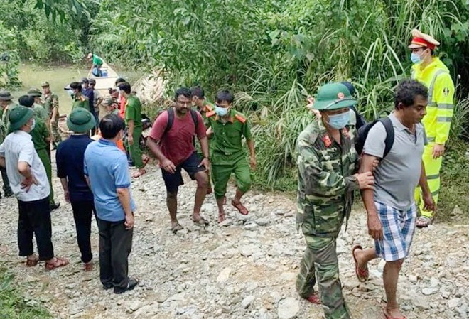 Tuy nhiên, ảnh hưởng của thời tiết và địa hình đồi núi khiến phương án tiếp cận hiện trường Thủy điện Rào Trăng 3 bằng trực thăng bị tạm dừng.