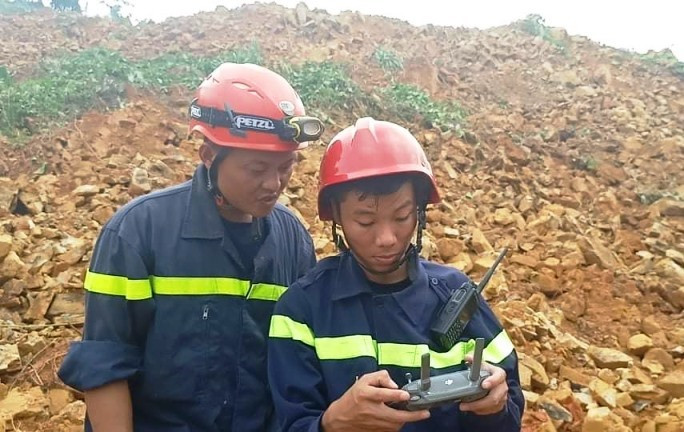 Trước đó, chiều 14/10, lực lượng Công an tỉnh TT-Huế với hơn 60 cán bộ, chiến sĩ đã vượt đường sông, tiếp cận khu vực thủy điện Rào Trăng 4, Rào Trăng 3. Tổ chức cứu hộ, đưa vào bờ an toàn 19 công nhân, trong đó có 2 chuyên gia người Ấn Độ, và 1 thi thể công nhân lái máy của nhà máy thủy điện Rào Trăng 3.