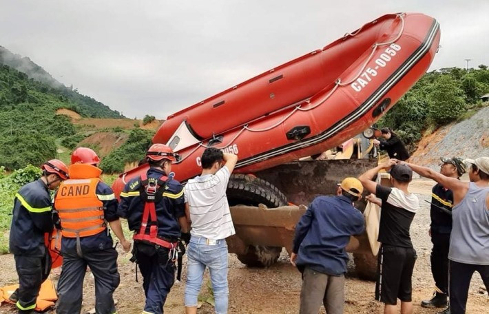 Ngay ngày hôm sau, các lực lượng cứu hộ đã sử dụng hàng chục phương tiện, máy móc và hàng trăm nhân lực khơi thông tuyến, đi đến Trạm Kiểm lâm 67 và tiếp cận hiện trường nơi 13 cán bộ cứu hộ gặp nạn theo đường bộ 71.