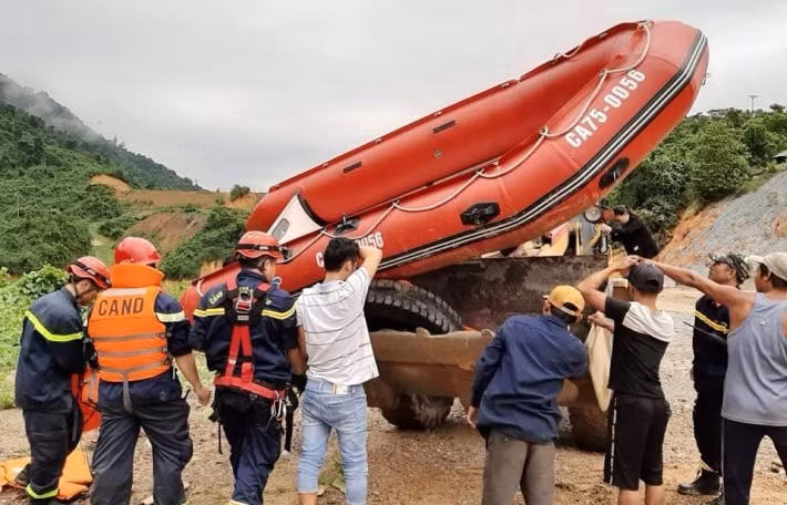 Ngay ngày hôm sau, các lực lượng cứu hộ đã sử dụng hàng chục phương tiện, máy móc và hàng trăm nhân lực khơi thông tuyến, đi đến Trạm Kiểm lâm 67 và tiếp cận hiện trường nơi 13 cán bộ cứu hộ gặp nạn theo đường bộ 71.