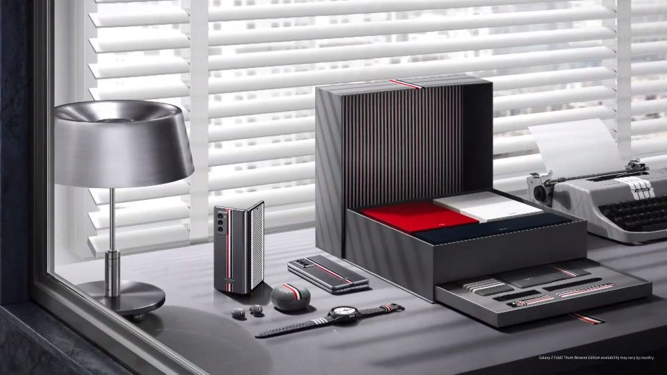 Galaxy Z Fold 2 – smartphone màn hình gập thế hệ tiếp theo của Samsung chính thức ra mắt ngày 5/8 sau những ngày dài mong đợi từ Samfan, bên cạnh dòng Note 20, Galaxy Watch 3 và Galaxy Buds Live.