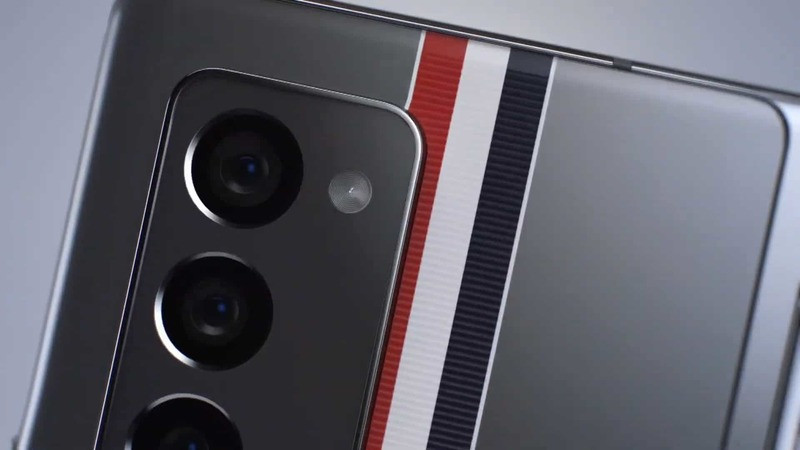 Ở mặt sau, Z Fold 2 được trang bị bộ 3 camera đặt trên ô chữ nhật như Note 20. Tuy nhiên, cụm camera này không quá lớn nên không làm mất thẩm mỹ của máy.