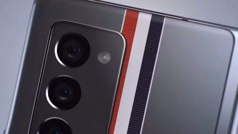 Ở mặt sau, Z Fold 2 được trang bị bộ 3 camera đặt trên ô chữ nhật như Note 20. Tuy nhiên, cụm camera này không quá lớn nên không làm mất thẩm mỹ của máy.