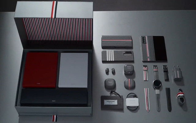 "Full box" bộ sản phẩm Galaxy Z Fold2 phiên bản dành cho các siêu sao thời trang.