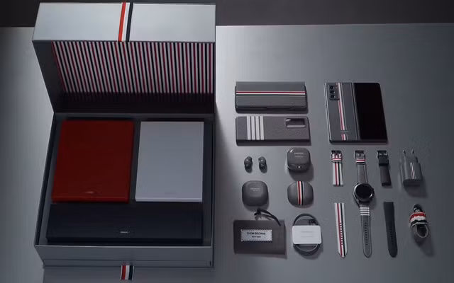 "Full box" bộ sản phẩm Galaxy Z Fold2 phiên bản dành cho các siêu sao thời trang.