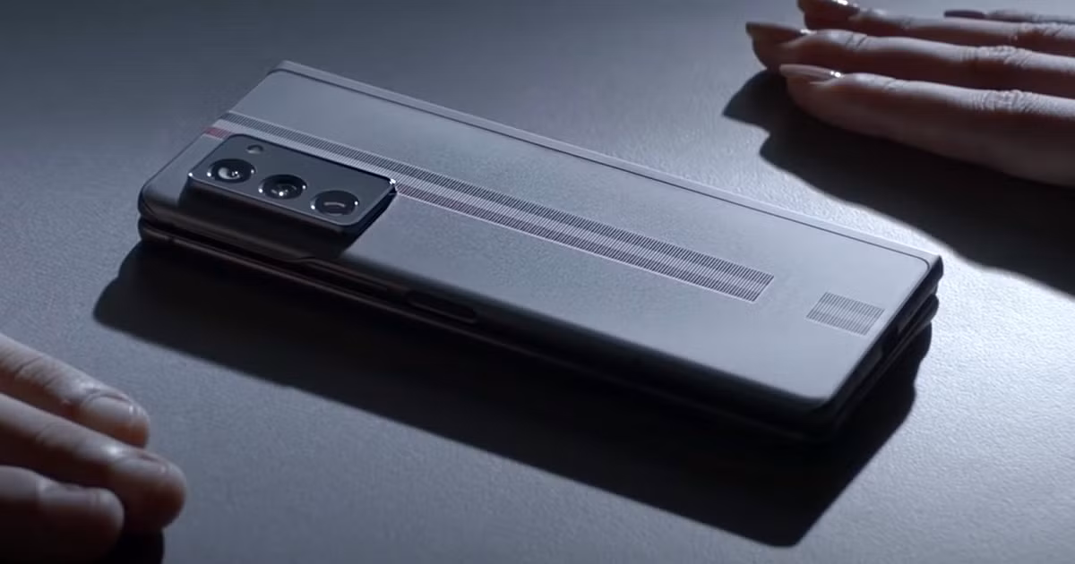 Về cấu hình, phiên bản Z Fold 2 sang chảnh này không khác biệt so với bản gốc.