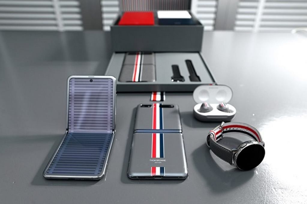 Phiên bản Galaxy Z Fold 2 Thom Browne siêu đặc biệt tặng kèm một chiếc Galaxy Watch 3 Titanium Edition và một bộ tai nghe Galaxy Buds Live.