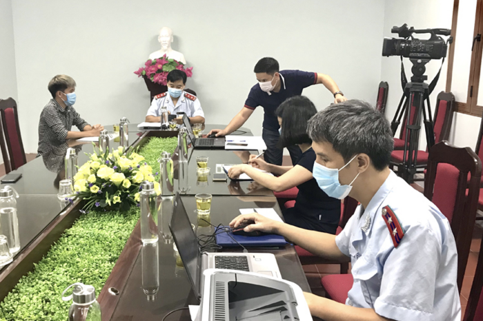 Nhiều người đặt ra nghi vấn, liệu sau những vụ việc thế này Hưng Vlog có bị khóa kênh hay thu nhập từ Youtube liệu có bị ảnh hưởng hay không? Theo ước tính từ chuyên trang thống kê SocialBlade, kênh Hưng Vlog của con trai Bà Tân Vlog có thể kiếm được số tiền từ 15.400 - 246.300 USD/tháng (khoảng 356 triệu - 5,7 tỷ đồng).