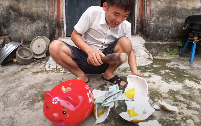 Sau khi đoạn video đăng tải, hành động của con trai Bà Tân Vlog đã vấp phải nhiều phản ứng trái chiều. Đa số cư dân mạng đều cho rằng, Hưng Vlog đang dạy hư trẻ em cách ăn trộm, ăn cắp.