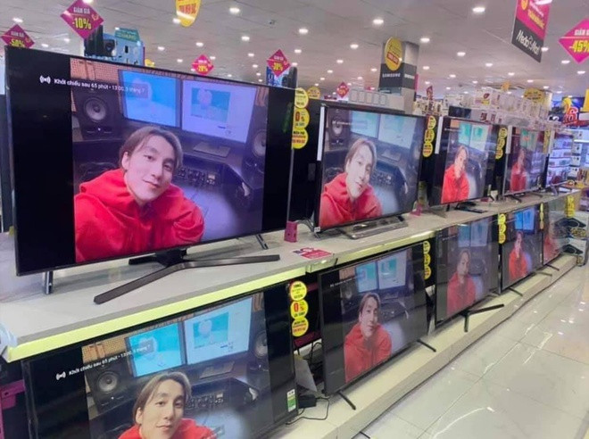 Chơi lớn hơn, một số Sky (tên cộng đồng fan của Sơn Tùng M-TP) còn thuê hẳn một dàn tivi thông minh trong hệ thống điện máy để cày view cho thần tượng lên top.