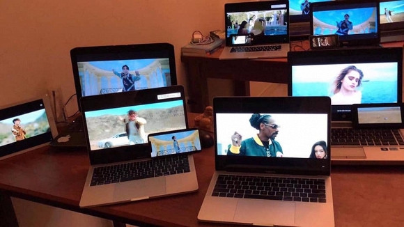 Trong khi số khác lại cảm thấy ngưỡng mộ vì fandom của sao nào mạnh mới có thể ''chơi lớn'' được như vậy. Vì phía người hâm mộ, họ cho rằng việc làm này hết sức bình thường, đơn giản chỉ để thể hiện sự yêu thích đối với thần tượng.