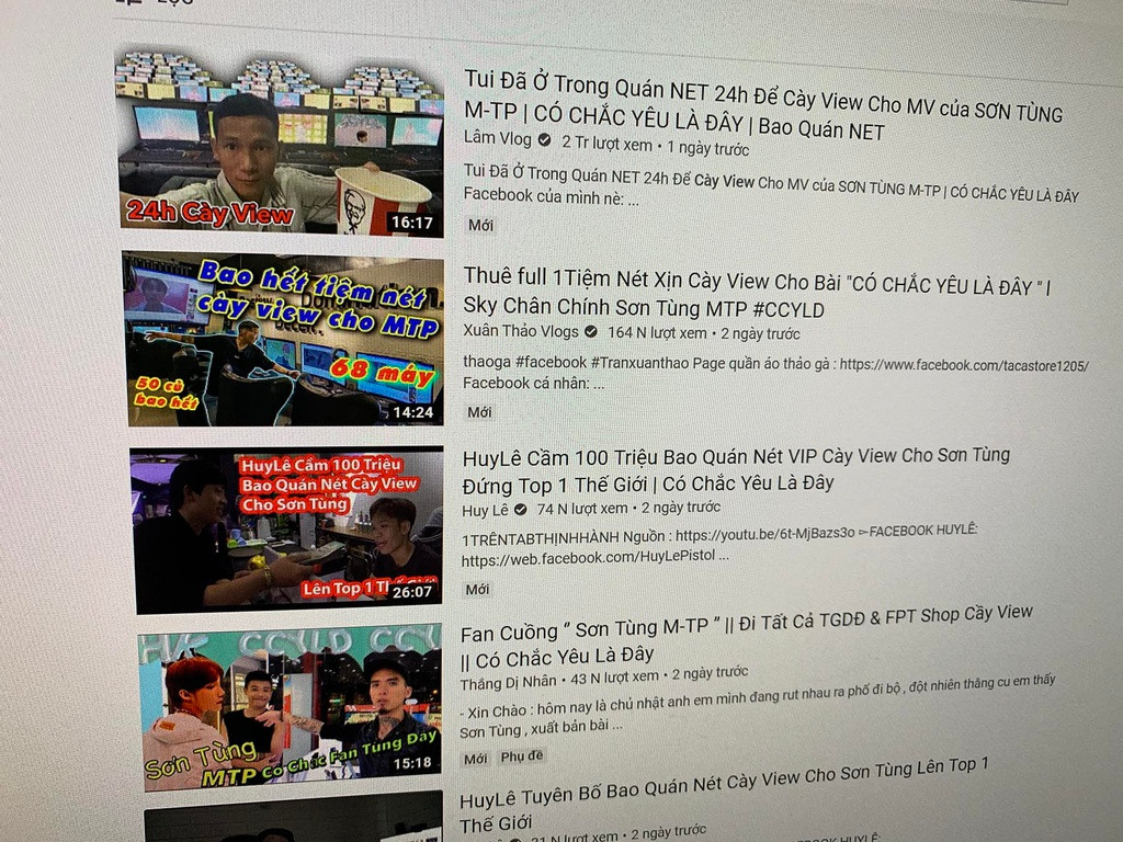 Trên YouTube, không khó để bắt gặp các đoạn clip với nội dung về cày view cho ''sếp'', chủ nhân các clip này dùng rất nhiều cách như dùng ''phòng cày view'' để tăng lượt xem cho MV của Sơn Tùng M-TP. Có người tuyên bố thuê cả tiệm net để mở MV, có người lại dùng hàng chục smartphone để bật bài hát mới của idol này.