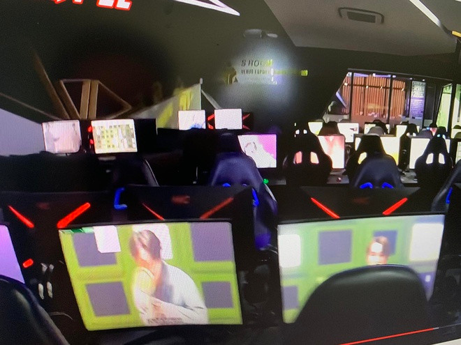 Hình ảnh cắt từ một trong số những video ghi lại cảnh hàng chục máy tính trong tiệm net phát MV cùng lúc được khoe trong chiến dịch cày view.