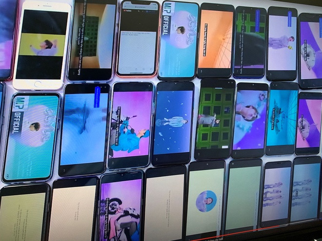 Không chỉ máy tính hay tivi, tất nhiên điện thoại cũng được huy động hoạt động hết công suất mỗi khi thần tượng ra MV mới.