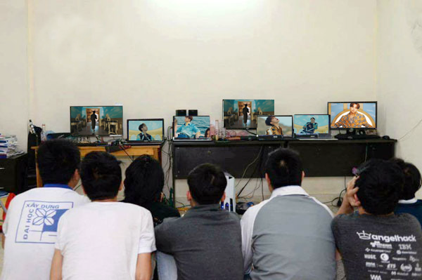 YouTube không hề công bố cách tính lượt xem của mình, trong khi lại khá khắt khe với các hành vi mà mạng xã hội này cho là "cày view". Việc cày view bị YouTube đối xử như một chiêu trò gian lận, và có thể bị phạt bằng cách giảm lượt xem.