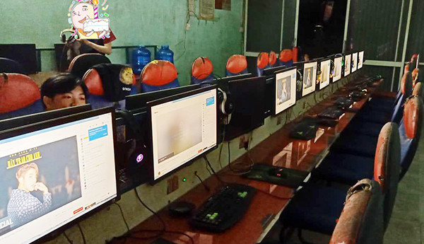 Phòng cày view của Sơn Tùng - MTP chẳng có siêu phẩm gì độc lạ mà chỉ là những dàn máy chạy không ngừng nghỉ thế này.