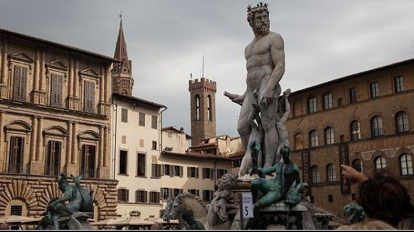 Facebook cũng từng report tấm hình có tượng Thủy Tề (thần Neptune trong trong thần thoại La Mã) được đăng trên trang cá nhân của nhà văn người Ý Elisa Barbari.