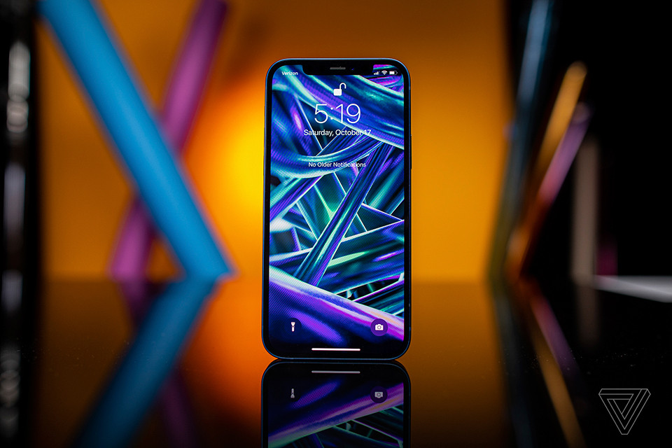 "Với những gì có được trên iPhone 12, số tiền chênh lệch 200 USD cho iPhone 12 Pro là không xứng đáng. iPhone 12 Pro mang lại trải nghiệm chụp ảnh tốt hơn nhưng đây cũng là khác biệt duy nhất so với iPhone 12 thường", chuyên gia công nghệ nhận xét.