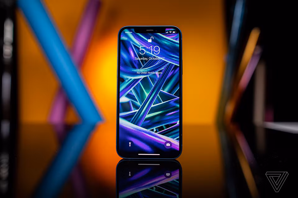 "Với những gì có được trên iPhone 12, số tiền chênh lệch 200 USD cho iPhone 12 Pro là không xứng đáng. iPhone 12 Pro mang lại trải nghiệm chụp ảnh tốt hơn nhưng đây cũng là khác biệt duy nhất so với iPhone 12 thường", chuyên gia công nghệ nhận xét.