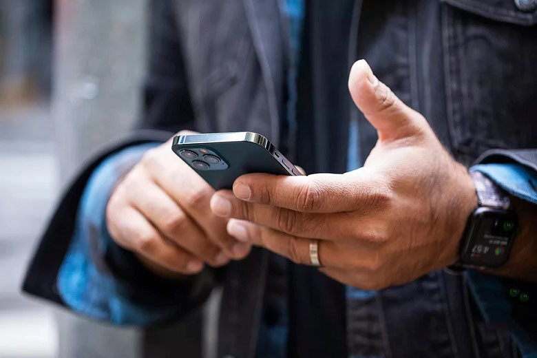 Khả năng giải trí của iPhone 12 cũng không phải quá xuất sắc so với người tiền nhiệm hay những sản phẩm chuyên biệt khác. Bởi vậy, suy cho cùng, dường như người dùng có nhiều lý do để không mua iPhone 12 hơn là chịu "xuống tiền" phung phí cho phiên bản điện thoại mới này.