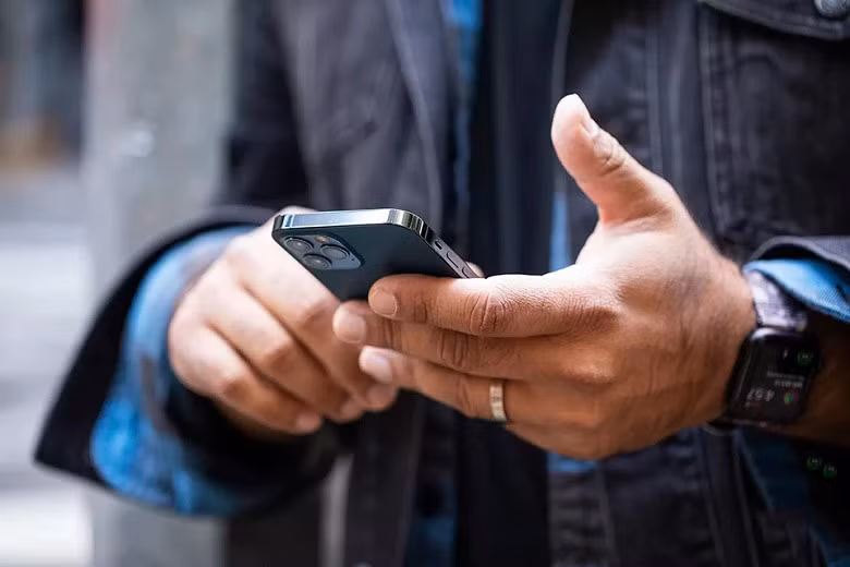 Khả năng giải trí của iPhone 12 cũng không phải quá xuất sắc so với người tiền nhiệm hay những sản phẩm chuyên biệt khác. Bởi vậy, suy cho cùng, dường như người dùng có nhiều lý do để không mua iPhone 12 hơn là chịu "xuống tiền" phung phí cho phiên bản điện thoại mới này.