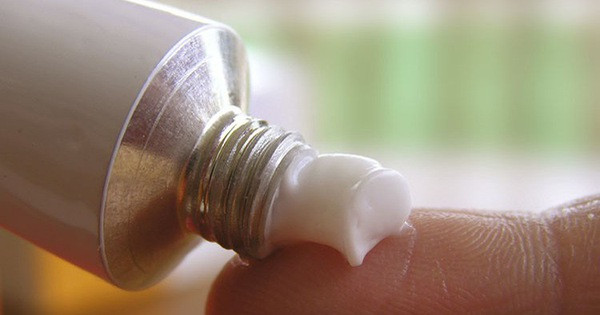 Khi không may tiếp xúc với nọc độc của kiến ba khoang, cần rửa sạch vùng tiếp xúc. Cần dùng cồn 70 độ hoặc xà phòng dịu nhẹ rửa sạch vùng da bị thương tổn để giúp giảm khó chịu do tổn thương trên da. Sau đó, đến ngay bác sĩ da liễu để được khám và điều trị kịp thời tránh những biến chứng không đáng có.