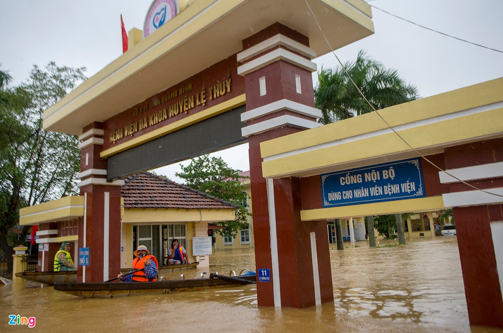 Tại Bệnh viện Đa khoa huyện Lệ Thủy, người dân ra vào bằng thuyền. Nơi này vẫn duy trì hoạt động, tiếp nhận và điều trị cho bệnh nhân.