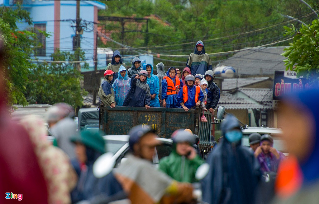 Một nhóm người được di chuyển ra phía ngoài nhưng rất lo lắng vì người thân vẫn còn kẹt lại phía trong.