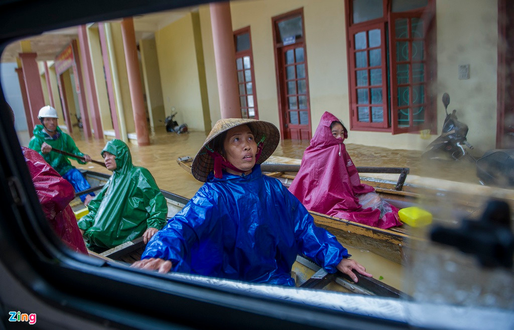 Bà Hoa, ngụ xã An Thủy đến trụ sở UBND xã ở tạm trong hôm nay. Bà cho biết 2 ngày trước, nước lũ lên nhanh nhưng vì bảo quản tài sản nên bà chưa rời đi. "Nay lũ vẫn lên, gia đình tôi đến đây ở để bảo toàn tính mạng", bà Hoa nói.