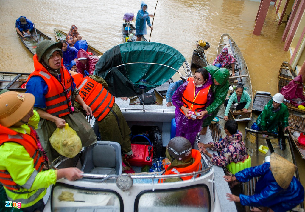 Trước diễn biến của lũ, ngành chức năng tiếp tục khuyến cáo người dân di chuyển cẩn thận, có tình huống bất ngờ cần liên lạc qua các số điện thoại đường dây nóng để được hỗ trợ kịp thời.