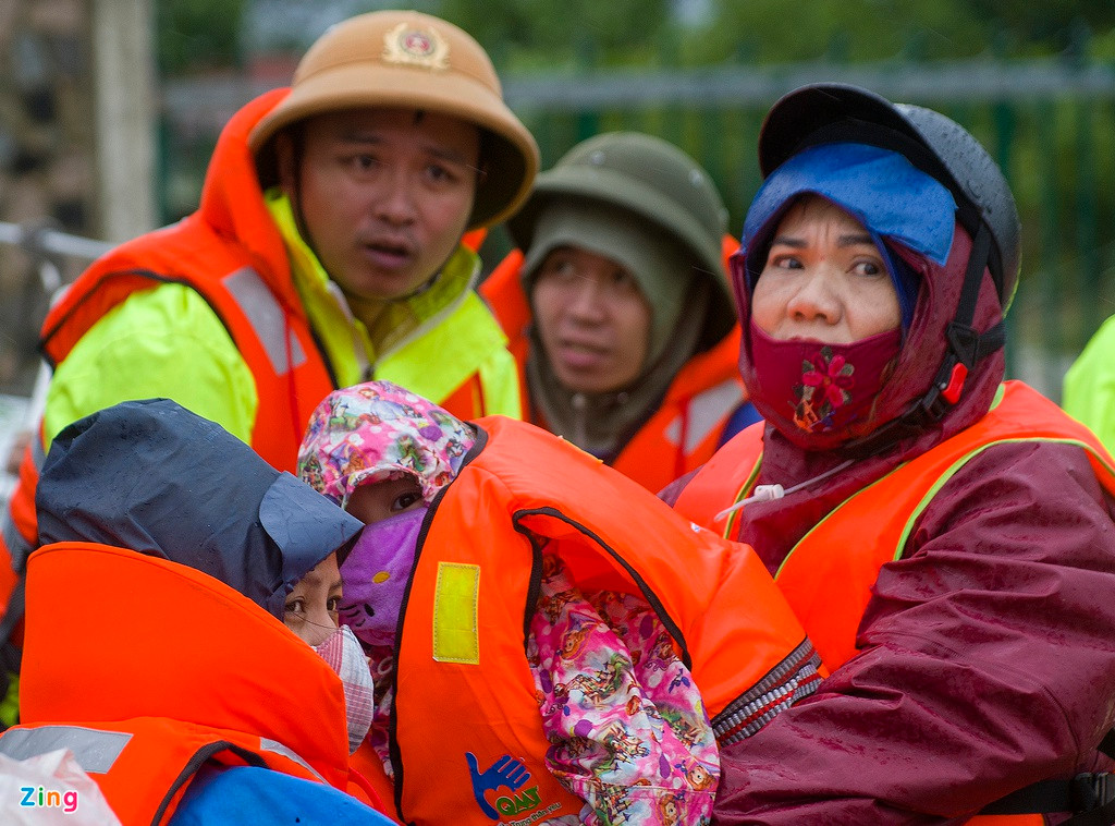 Một gia đình 3 người ở xã An Thủy, huyện Lệ Thủy, được lực lượng cứu hộ, cứu nạn đưa khỏi khu vực ngập sâu trong chiều 20/10.