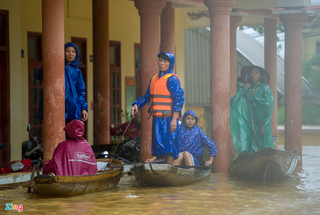 Những người còn lại đến trụ sở UBND xã An Thủy ở tạm chờ nước rút.