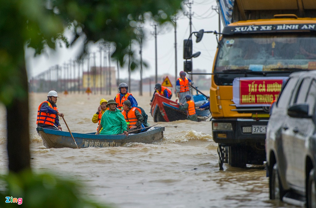 Tất cả phương tiện vận tải từ huyện Lệ Thủy đi nơi khác đều ngưng hoạt động. Người dân di chuyển bằng thuyền. Các tuyến đường chính vào trung tâm huyện ngập sâu gần 2 m.