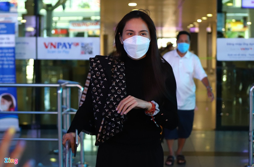 Thuy Tien ve nha sau 6 ngay cuu tro mien Trung