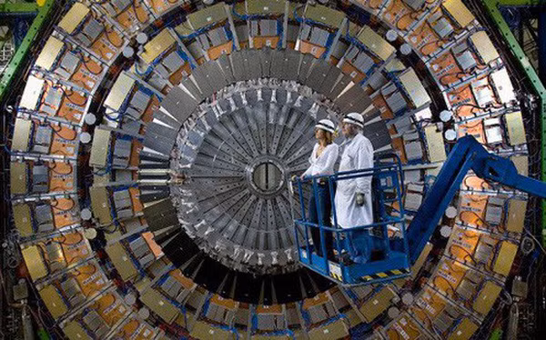 Bên trong máy, hai chùm tia năng lượng được bắn vào nhau, di chuyển gần bằng tốc độ của ánh sáng. 1242 nam châm lưỡng cực dài 14m và 392 nam châm tứ cực dài 4,8 - 7m, lưu giữ ở -271,3 độ. Chẳng cần tưởng tượng cũng biết chuyện gì sẽ xảy ra khi ai đó vô tình thò đầu vào cỗ máy siêu to khổng lồ này.