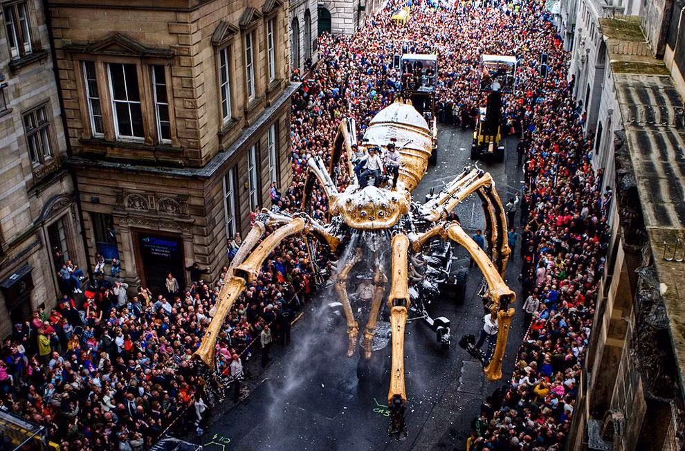 Đây có lẽ là cỗ máy khổng lồ kỳ dị nhất hành tinh mà con người từng sáng tạo nên. Cỗ máy có tên La Princesse với trọng lượng 37 tấn, cao 15m, gồm 50 trục thủy lực hỗ trợ di chuyển lấy ý tưởng thiết kế từ hình ảnh của loài nhện.