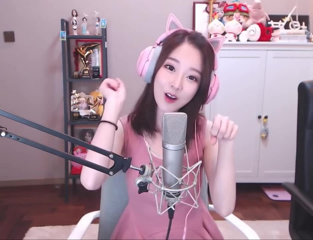 Mới đây, Phùng Đề Mạc khiến fan được phen hết hồn khi bất ngờ gặp sự cố nghiêm trọng ngay trên sóng stream.