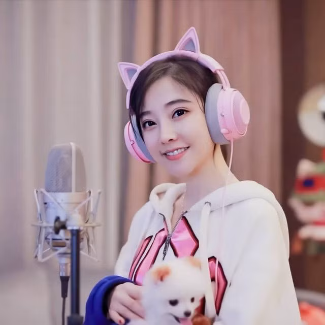 Tuy nhiên sự nổi tiếng cũng đi kèm với tai tiếng. Không ít lần Phùng Đề Mạc bị ''bóc phốt'' nhan sắc thật khác xa so với trên sóng stream.