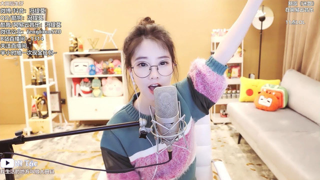 Tháng 9/2014, Phùng Đề Mạc bắt đầu hoạt động nghệ thuật, được nhận xét có chất giọng ngọt ngào dễ nghe. Không khó để tìm kiếm được những bản cover view khủng của cô nàng trên các nền tảng mạng xã hội.