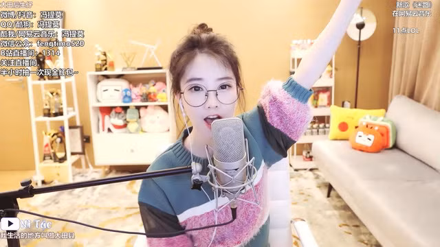 Tháng 9/2014, Phùng Đề Mạc bắt đầu hoạt động nghệ thuật, được nhận xét có chất giọng ngọt ngào dễ nghe. Không khó để tìm kiếm được những bản cover view khủng của cô nàng trên các nền tảng mạng xã hội.