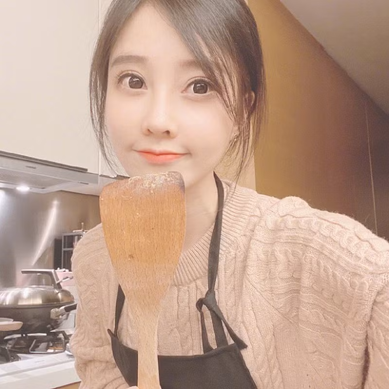 Nhan sắc xinh như búp bê lại đa tài, không ngạc nhiên khi Phùng Đề Mạc sở hữu lượng fan cực khủng trên mạng xã hội và nhận được vô số hợp đồng. Cô trở thành một trong những nữ streamer tỷ phú nổi tiếng xứ Trung, tuy vậy vẫn duy trì đam mê livestream cùng người hâm mộ.