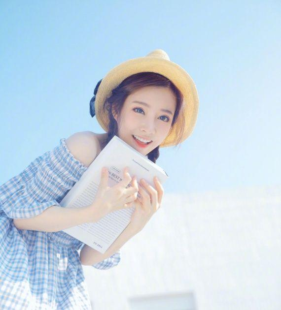 Cô nàng cùng từng bị chỉ trích mắc ''bệnh ngôi sao'' khi bán giá vé show diễn cá nhân của mình quá cao, trong khi chỉ là một ca sĩ mạng mới nổi.