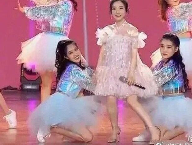 Thực tế, Phùng Đề Mạc sở hữu chiều cao chưa đếm 1m30, khiến cô trông lọt thỏm khi đứng giữa những vũ công như thế này.