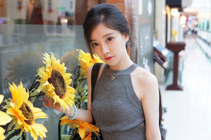 Công việc này mang lại cho Phùng Đề Mạc thu nhập khủng lên đến cả trăm tỷ/năm, khiến cô được biết đến là nữ streamer giàu nhất nhì Trung Quốc.