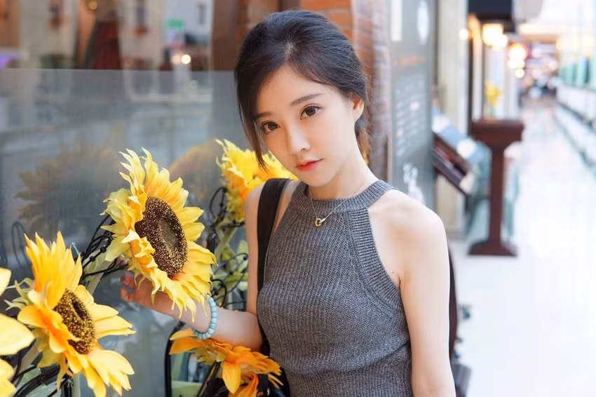 Công việc này mang lại cho Phùng Đề Mạc thu nhập khủng lên đến cả trăm tỷ/năm, khiến cô được biết đến là nữ streamer giàu nhất nhì Trung Quốc.